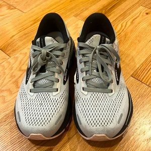 Brooks Adrenaline GTS Size 7.5 light grey/pink/black
